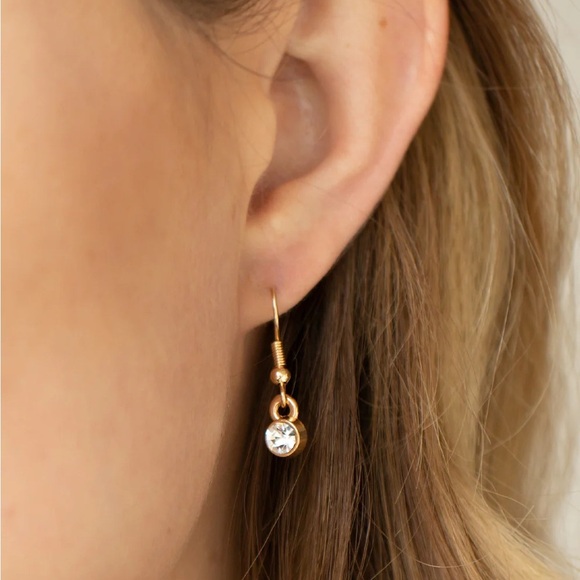 Elegant Gold Necklace with Crystal Accents - Picture 3 of 6